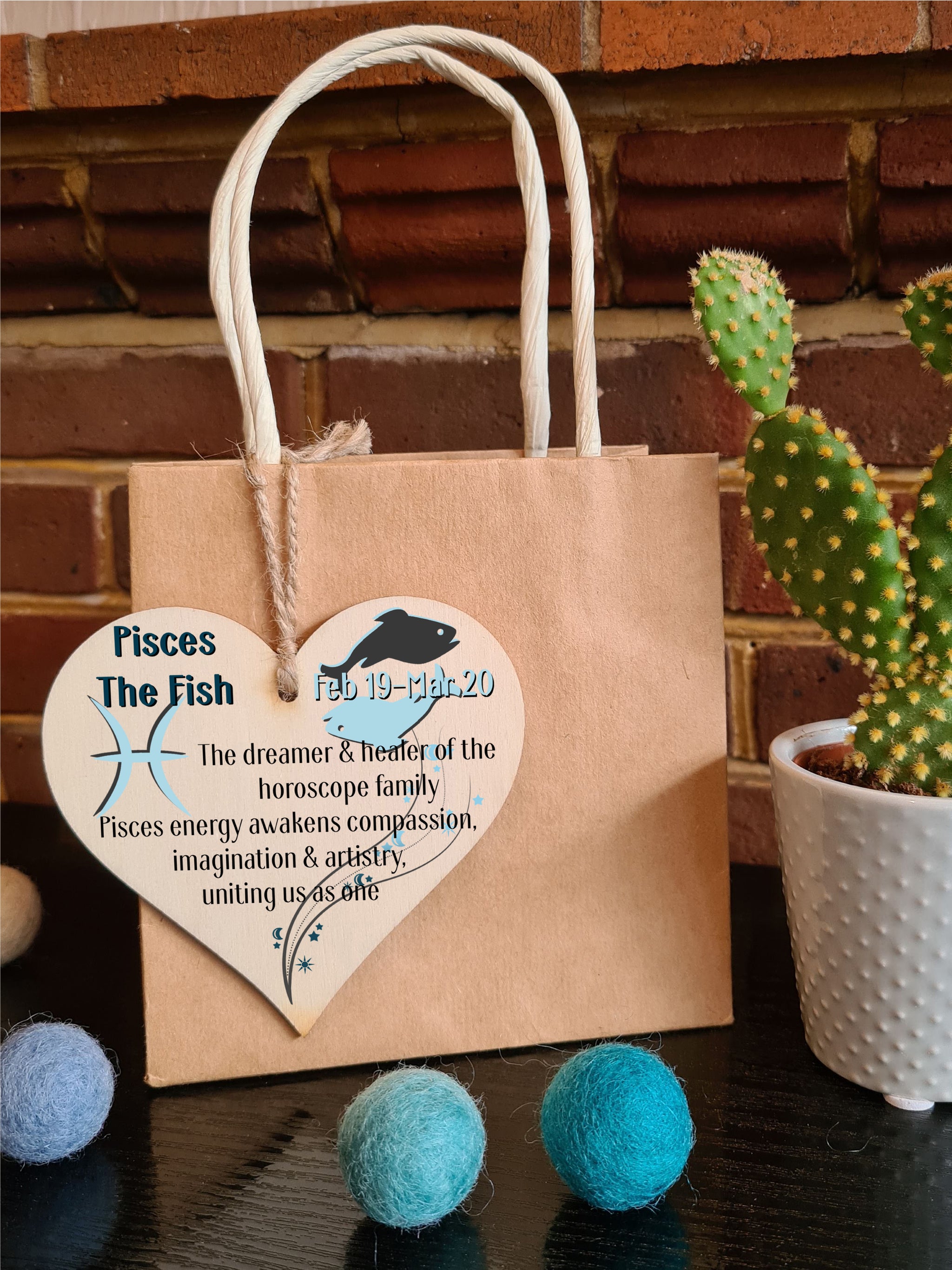 Handmade Wooden Hanging Heart Plaque Gift Signs of the Zodiac Pisces Astrological Star Sign Keepsake Card Alternative