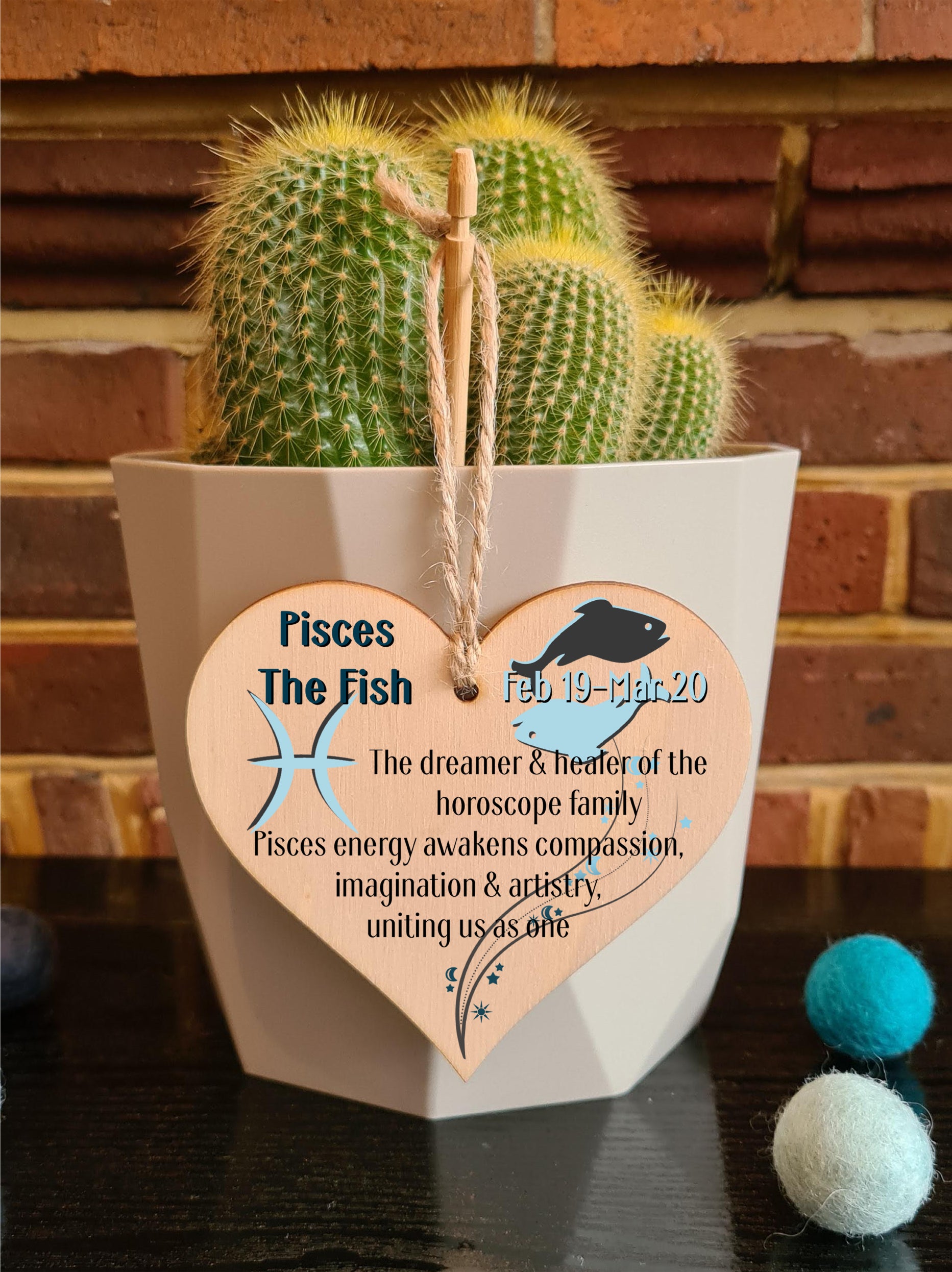 Handmade Wooden Hanging Heart Plaque Gift Signs of the Zodiac Pisces Astrological Star Sign Keepsake Card Alternative
